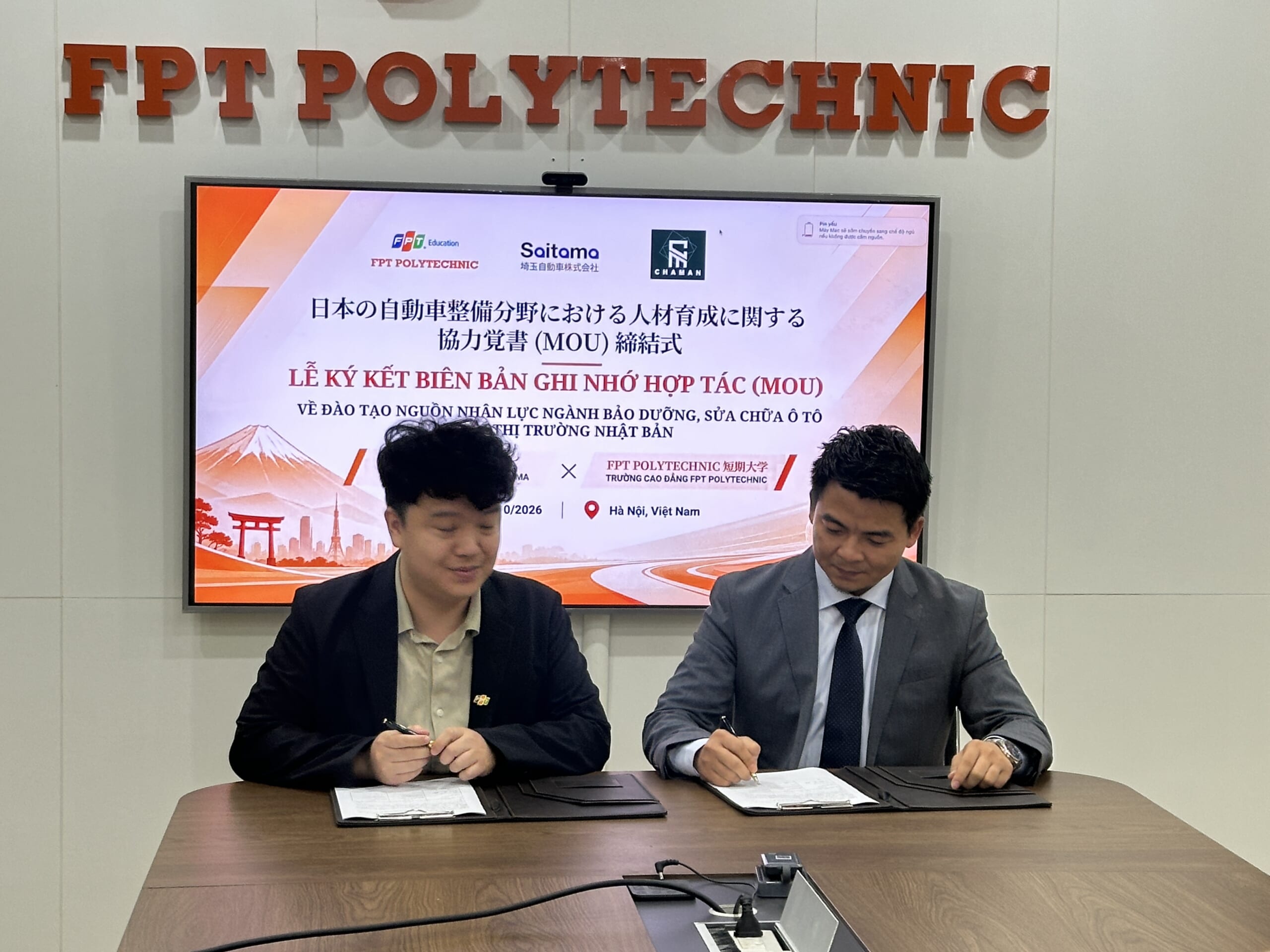 Nghi thức ký kết hợp tác tại FPT Polytechnic, Hà Nội, ngày 15/10/2026.